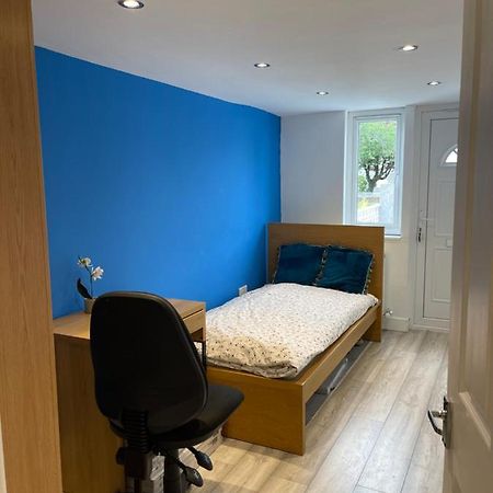 One Bedroom In Spacious Bungalow, Free Parking & Private Entrance Edinburg Exteriör bild