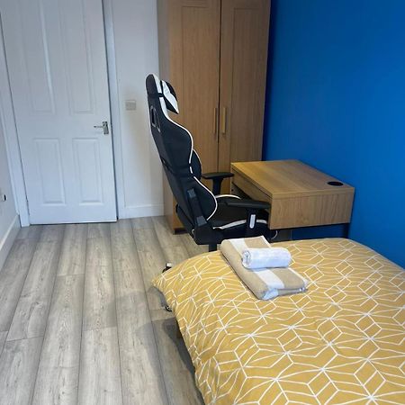 One Bedroom In Spacious Bungalow, Free Parking & Private Entrance Edinburg Exteriör bild