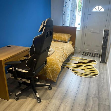 One Bedroom In Spacious Bungalow, Free Parking & Private Entrance Edinburg Exteriör bild