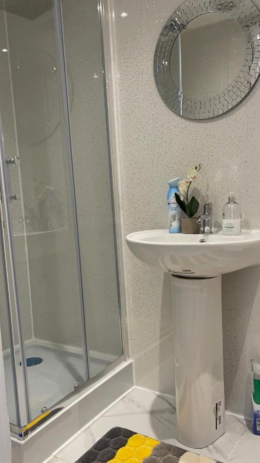 One Bedroom In Spacious Bungalow, Free Parking & Private Entrance Edinburg Exteriör bild