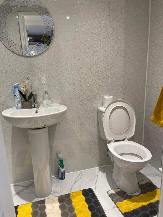 One Bedroom In Spacious Bungalow, Free Parking & Private Entrance Edinburg Exteriör bild