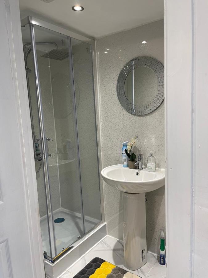 One Bedroom In Spacious Bungalow, Free Parking & Private Entrance Edinburg Exteriör bild