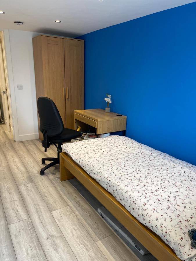 One Bedroom In Spacious Bungalow, Free Parking & Private Entrance Edinburg Exteriör bild