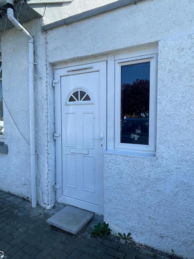 One Bedroom In Spacious Bungalow, Free Parking & Private Entrance Edinburg Exteriör bild