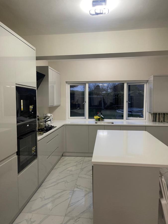 One Bedroom In Spacious Bungalow, Free Parking & Private Entrance Edinburg Exteriör bild
