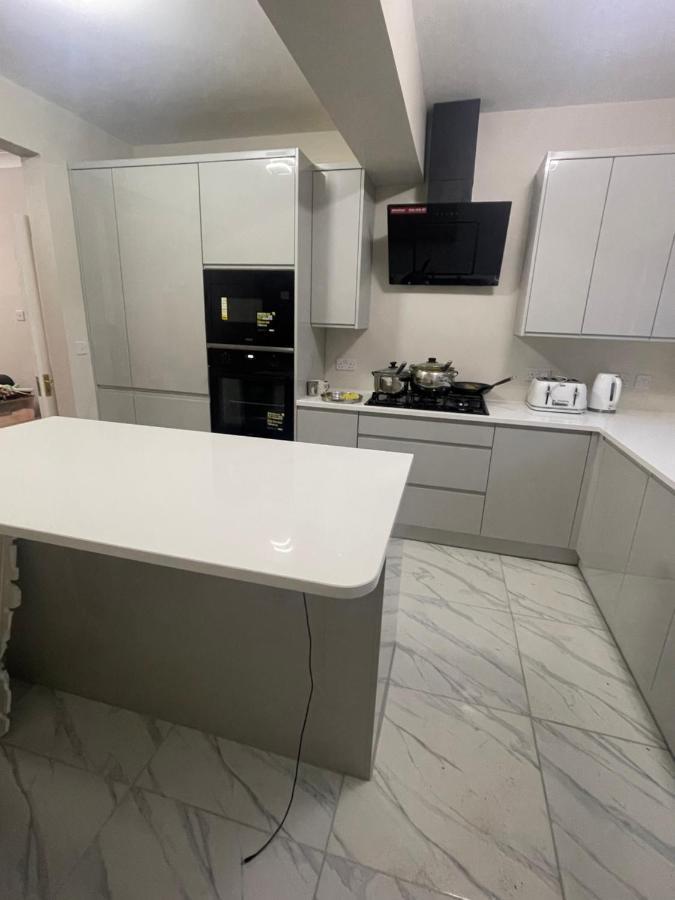 One Bedroom In Spacious Bungalow, Free Parking & Private Entrance Edinburg Exteriör bild
