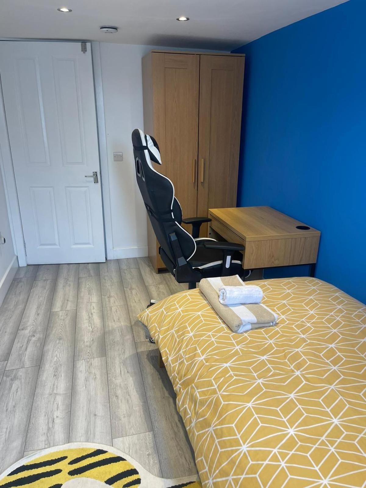 One Bedroom In Spacious Bungalow, Free Parking & Private Entrance Edinburg Exteriör bild