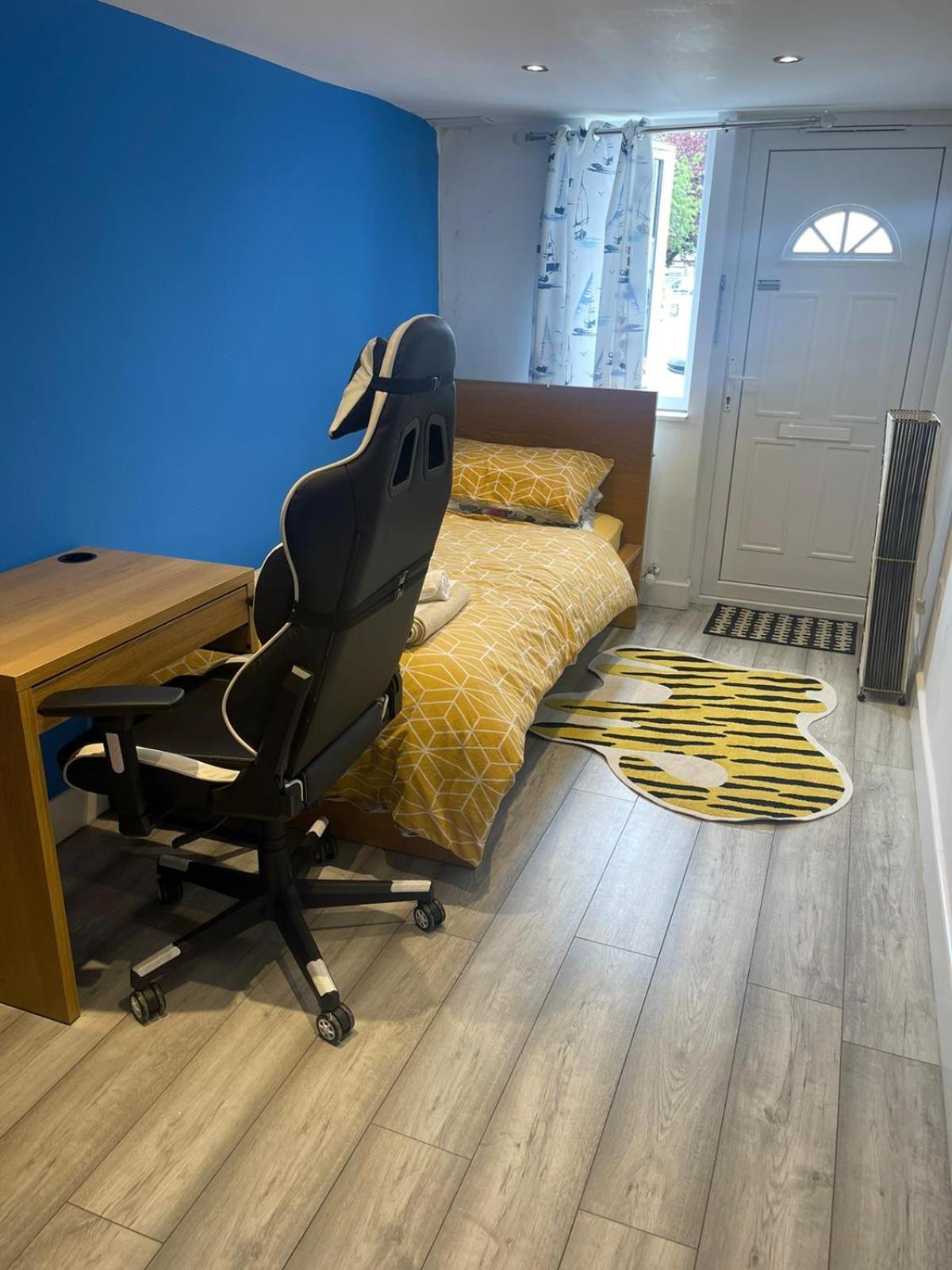 One Bedroom In Spacious Bungalow, Free Parking & Private Entrance Edinburg Exteriör bild
